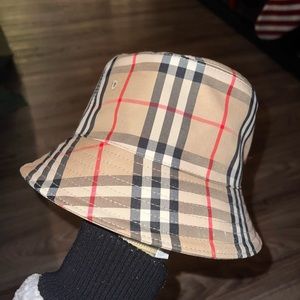 Like new Burberry bucket hat (M)